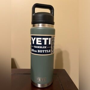 YETI RAMBLER 26 OZ WATER BOTTLE with CHUG CAP NWT camp green